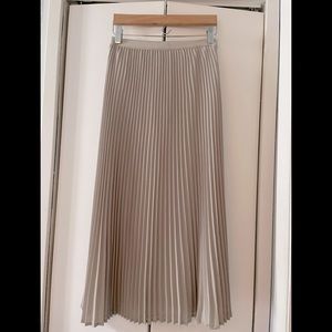 *ARITZIA* Babaton midi plated skirt in light gray size XS